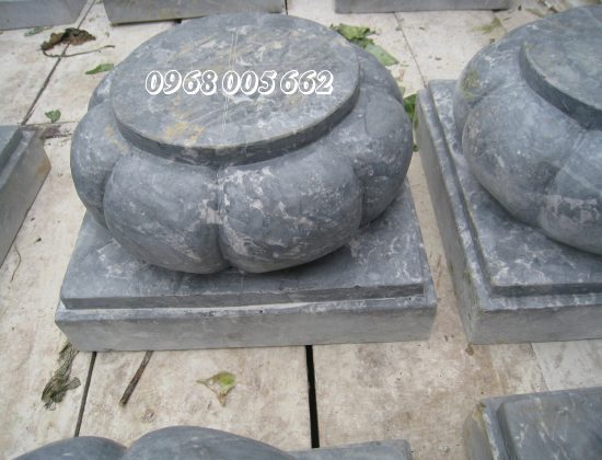Đá kê chân cột được làm từ đá đen, đá xanh rêu và một số loại đá khác